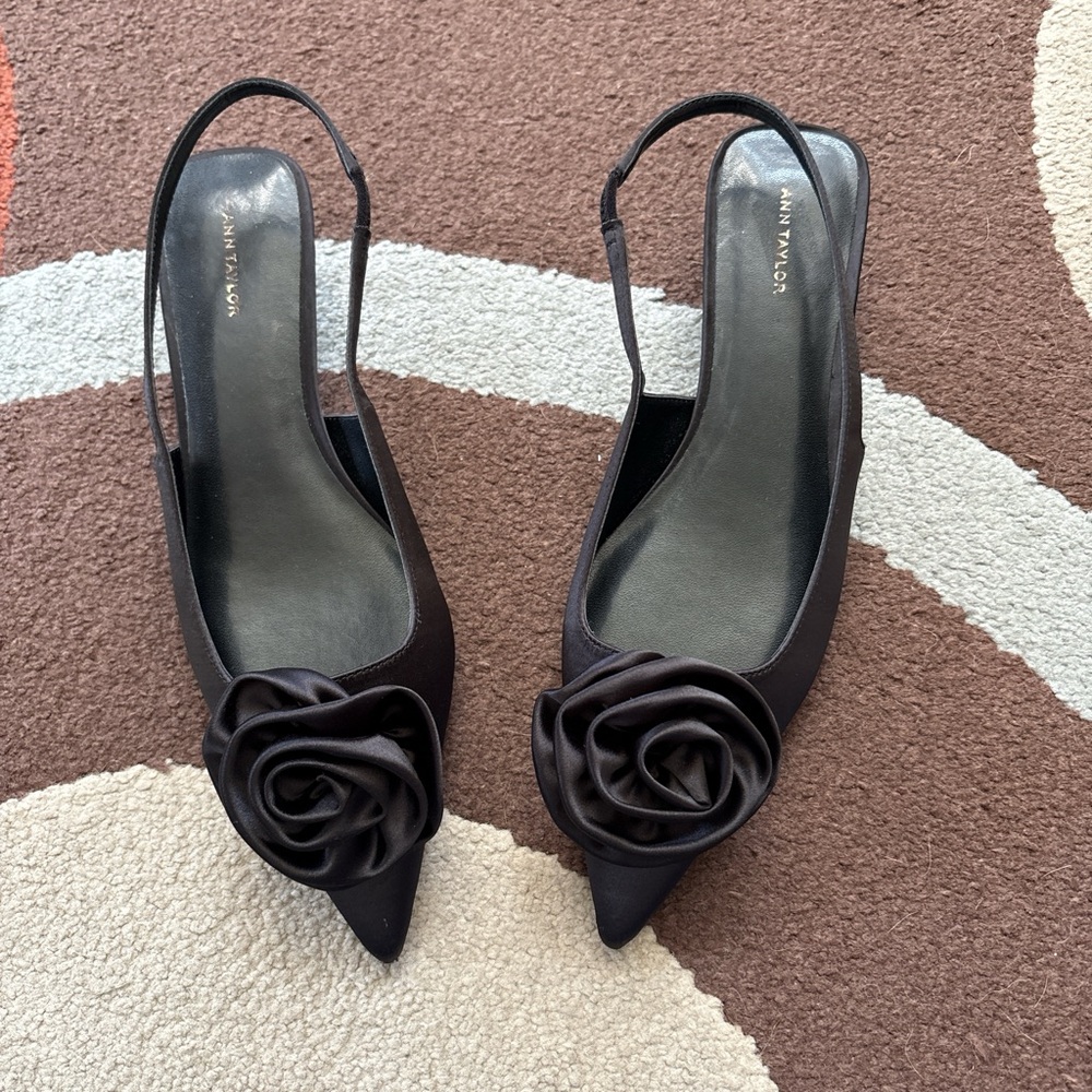 “Ann Taylor” black, satin rosette slingback pump; size 8; NWOT